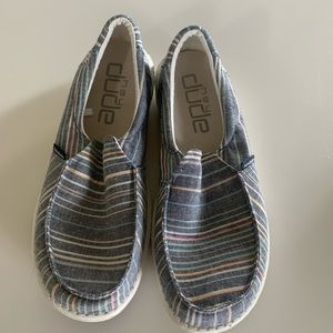 Hey Dude shoes size 9